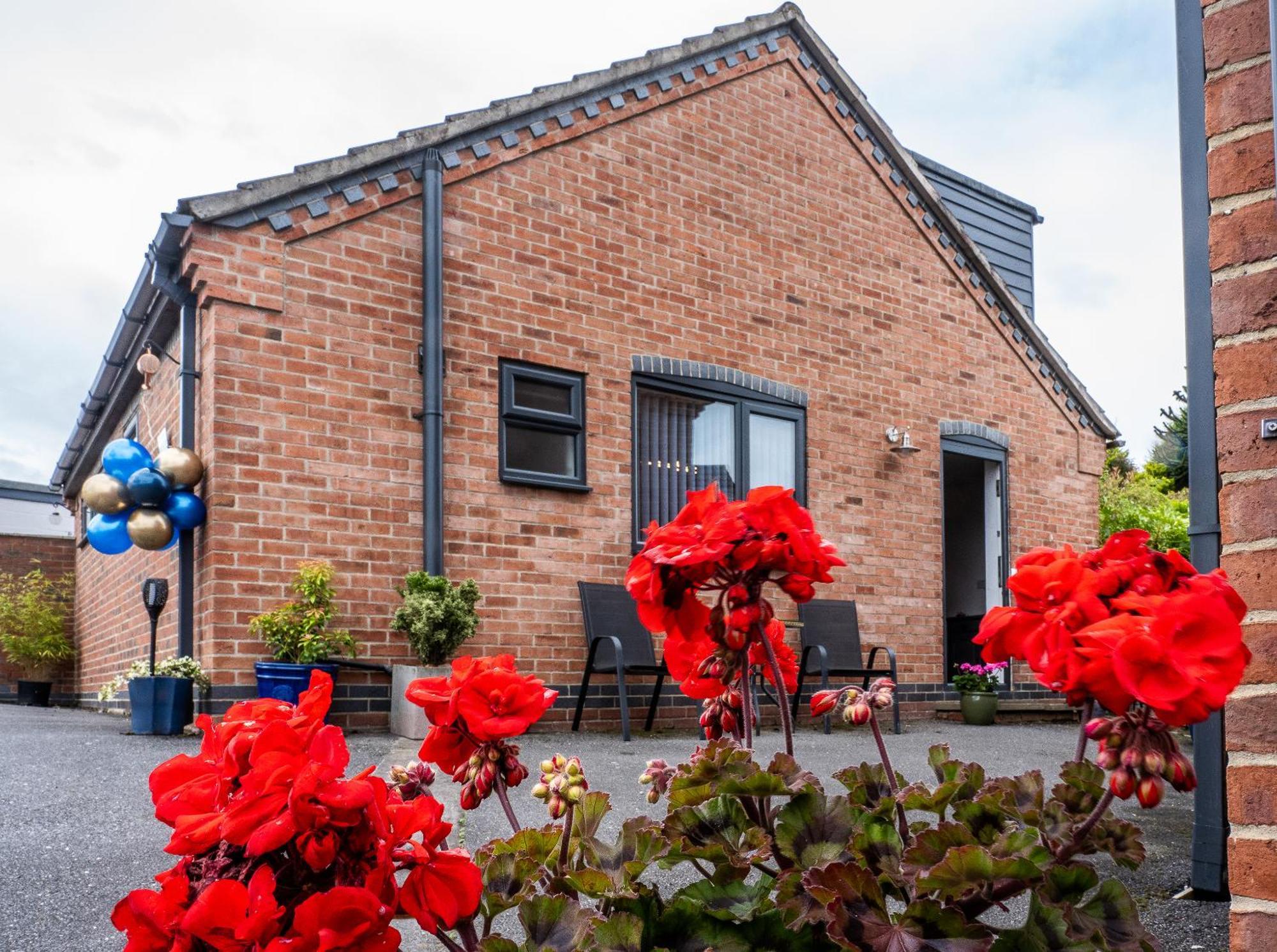 Upside Down House - Sleeps Up To 6 Guests - Great For Family And Friends Gatherings,Corporate Events ,Near Sherwood Forest At Fairview Farm In Nottingham Set In 88 Acres Ngoại thất bức ảnh