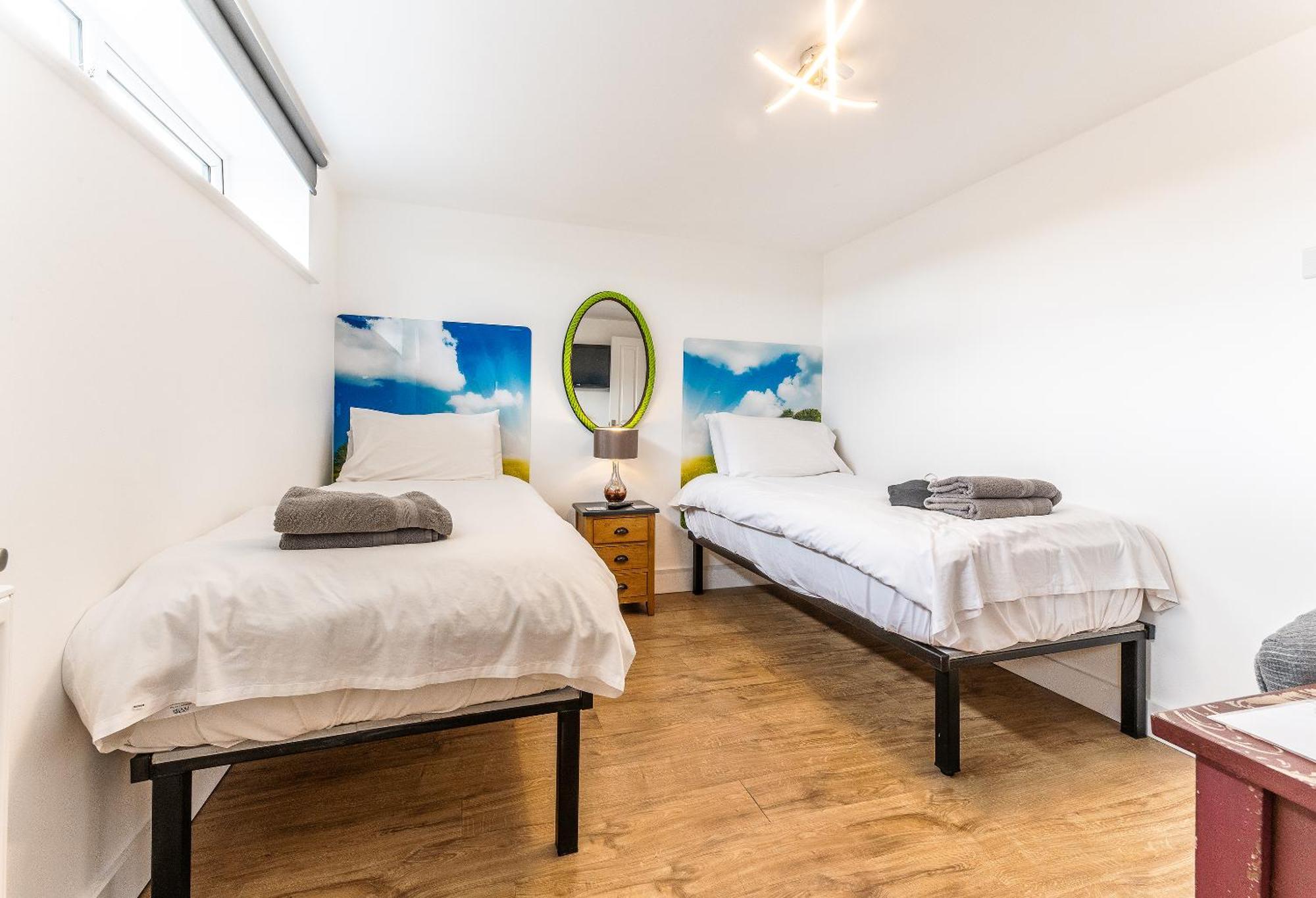 Upside Down House - Sleeps Up To 6 Guests - Great For Family And Friends Gatherings,Corporate Events ,Near Sherwood Forest At Fairview Farm In Nottingham Set In 88 Acres Ngoại thất bức ảnh