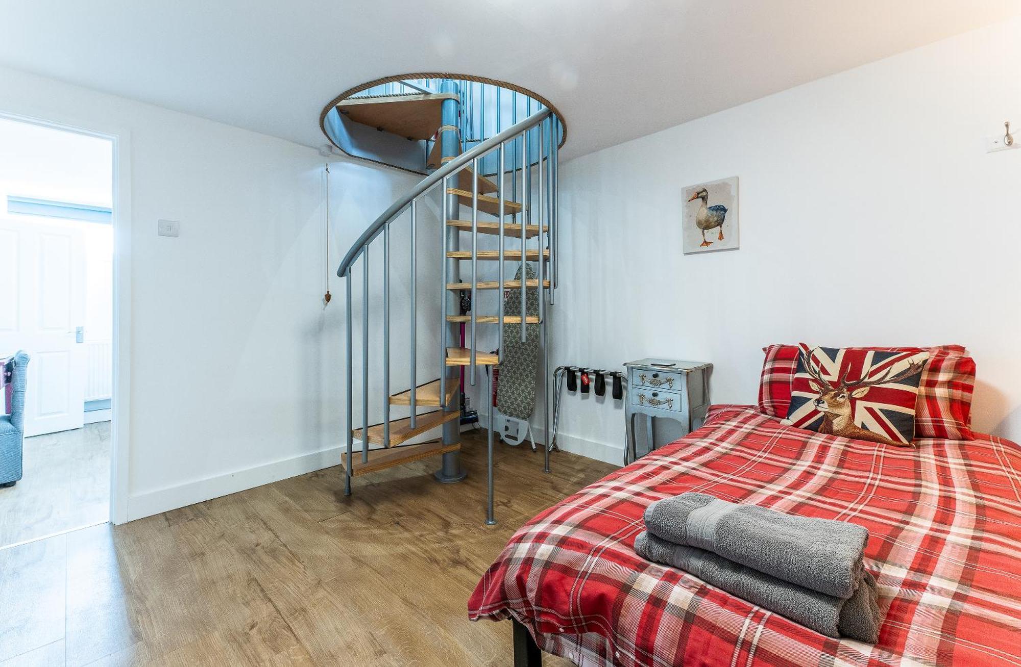 Upside Down House - Sleeps Up To 6 Guests - Great For Family And Friends Gatherings,Corporate Events ,Near Sherwood Forest At Fairview Farm In Nottingham Set In 88 Acres Ngoại thất bức ảnh