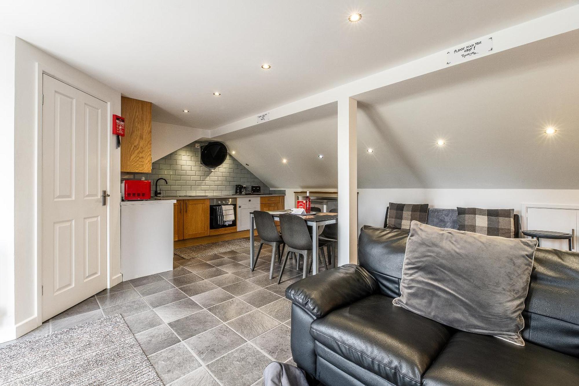 Upside Down House - Sleeps Up To 6 Guests - Great For Family And Friends Gatherings,Corporate Events ,Near Sherwood Forest At Fairview Farm In Nottingham Set In 88 Acres Ngoại thất bức ảnh