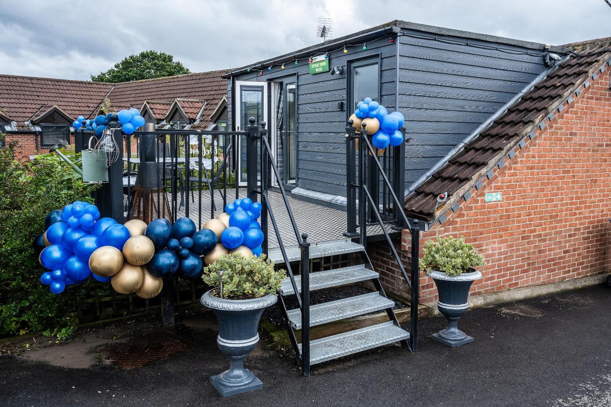 Upside Down House - Sleeps Up To 6 Guests - Great For Family And Friends Gatherings,Corporate Events ,Near Sherwood Forest At Fairview Farm In Nottingham Set In 88 Acres Ngoại thất bức ảnh