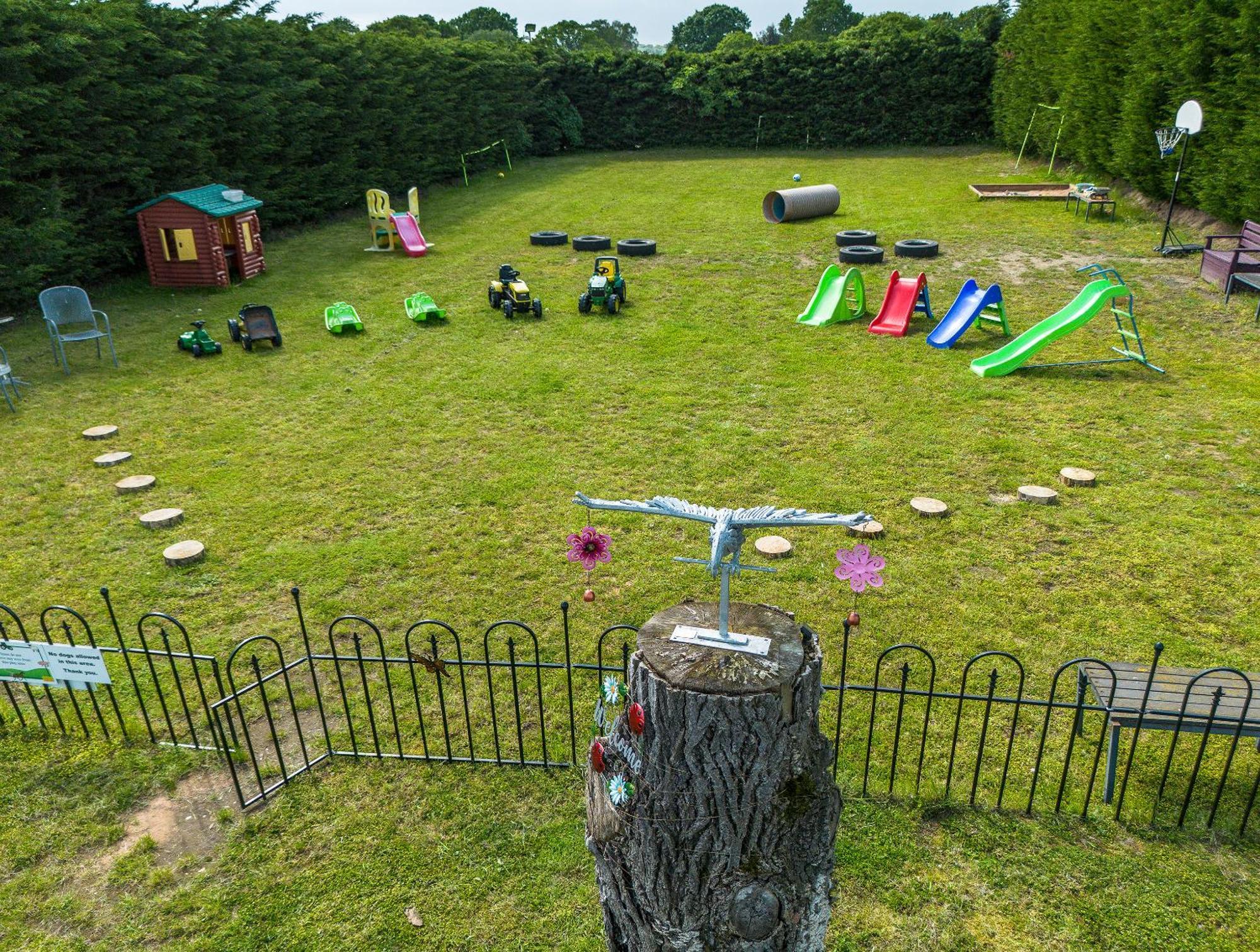 Upside Down House - Sleeps Up To 6 Guests - Great For Family And Friends Gatherings,Corporate Events ,Near Sherwood Forest At Fairview Farm In Nottingham Set In 88 Acres Ngoại thất bức ảnh