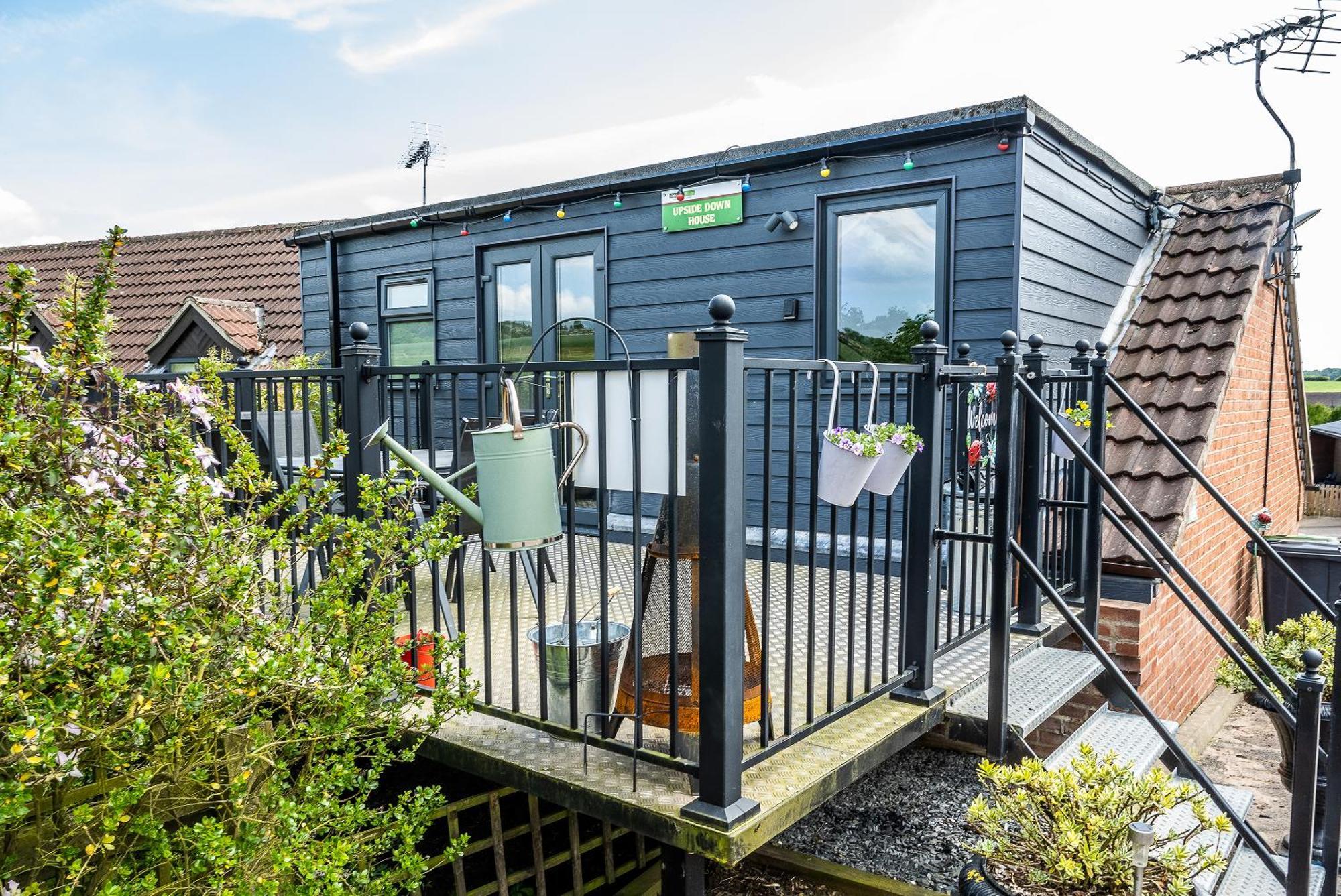 Upside Down House - Sleeps Up To 6 Guests - Great For Family And Friends Gatherings,Corporate Events ,Near Sherwood Forest At Fairview Farm In Nottingham Set In 88 Acres Ngoại thất bức ảnh