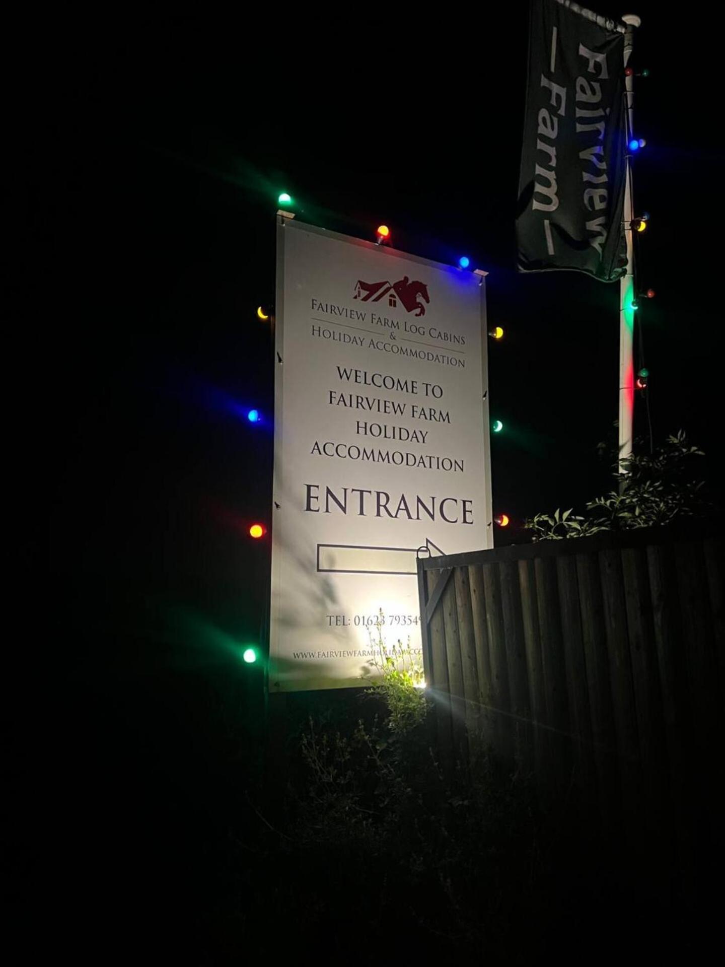 Upside Down House - Sleeps Up To 6 Guests - Great For Family And Friends Gatherings,Corporate Events ,Near Sherwood Forest At Fairview Farm In Nottingham Set In 88 Acres Ngoại thất bức ảnh