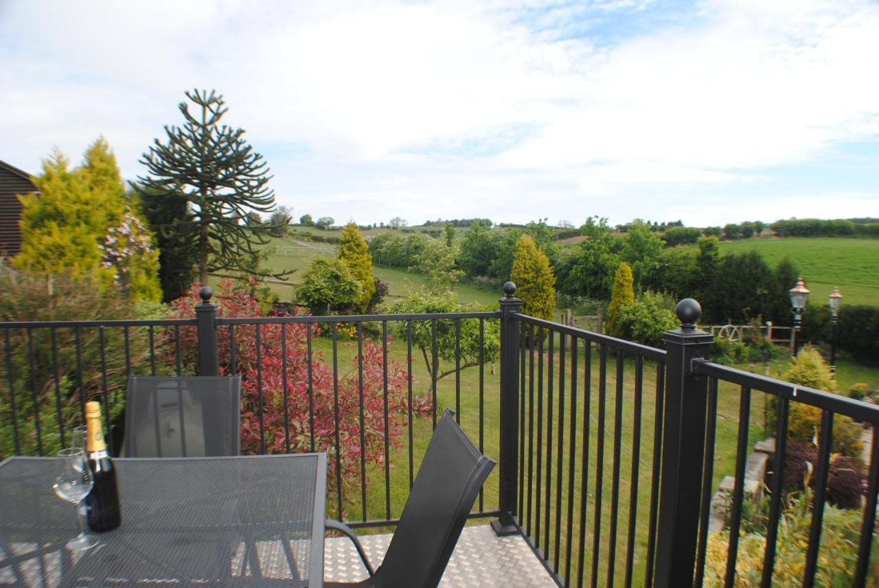 Upside Down House - Sleeps Up To 6 Guests - Great For Family And Friends Gatherings,Corporate Events ,Near Sherwood Forest At Fairview Farm In Nottingham Set In 88 Acres Ngoại thất bức ảnh